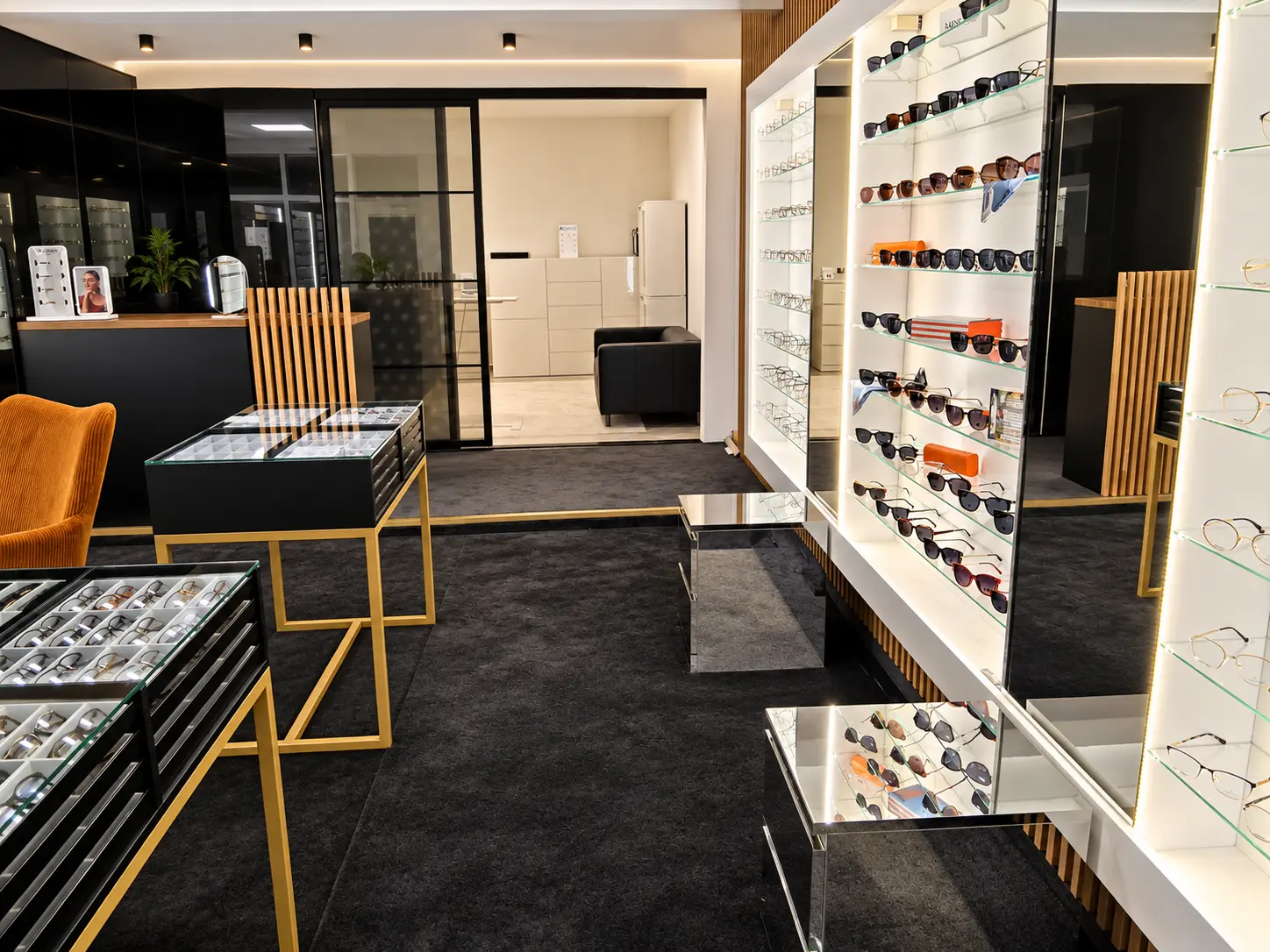 Wnętrze salonu Grande Optica z ekspozycją opraw